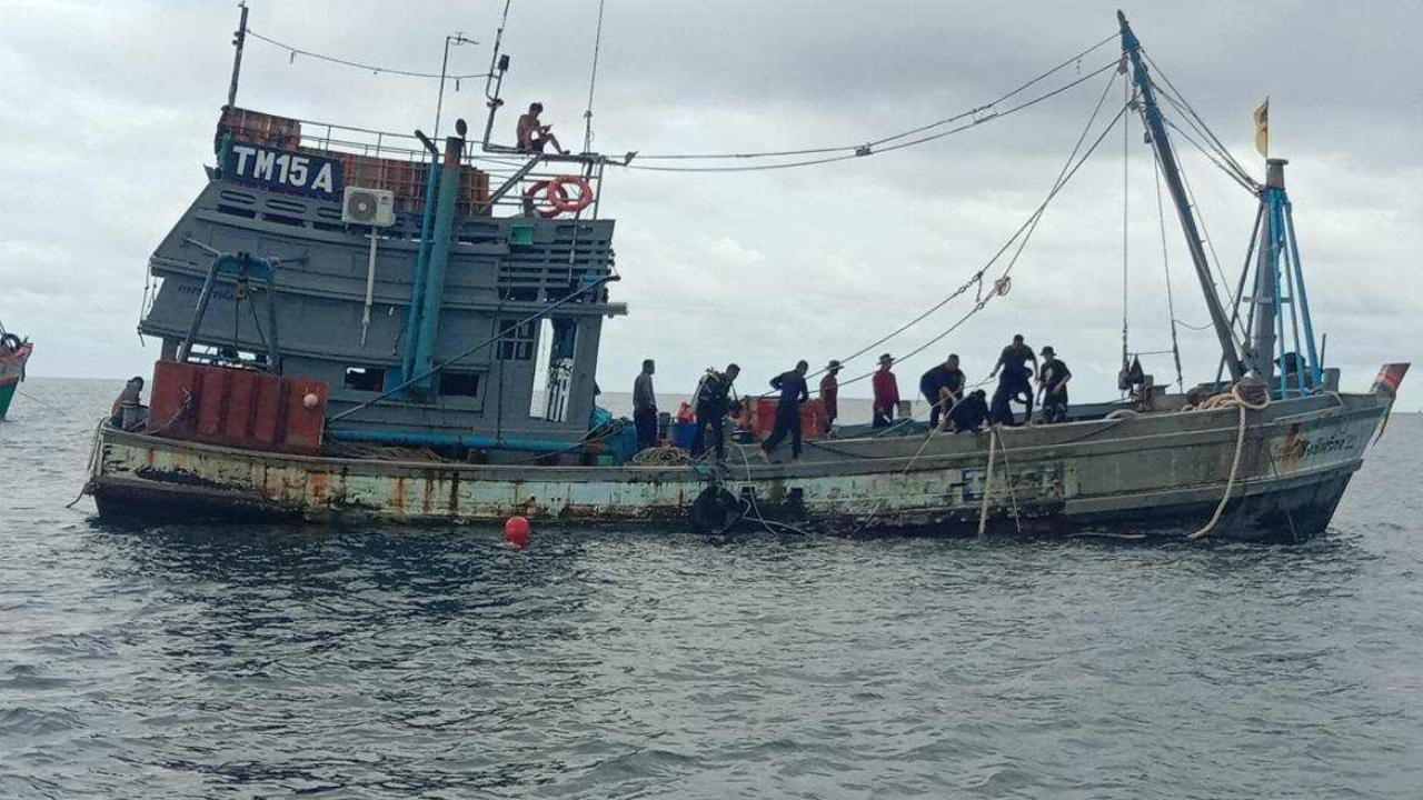 ฤทธิ์โนรู คลื่นยักษ์ซัดเรือล่มที่ระยอง ช่วยลูกเรือ 7 คน ไต้ก๋งยังหาไม่เจอ 