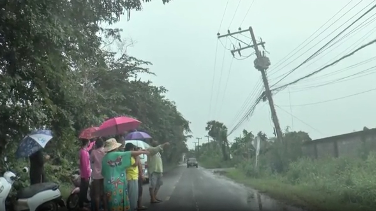 ชาวบ้านโวย เสาไฟแรงสูงเอียงใกล้ล้ม 6 ต้น เสี่ยงอันตราย 2 ปี แจ้ง กฟภ.ยังเงียบ