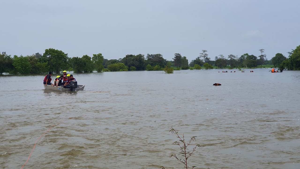 เด็กนักเรียนที่สุรินทร์ ไปเล่นน้ำท่วมริมถนนจมหาย 4 คนช่วยได้ 3 ตาย 1 ศพ