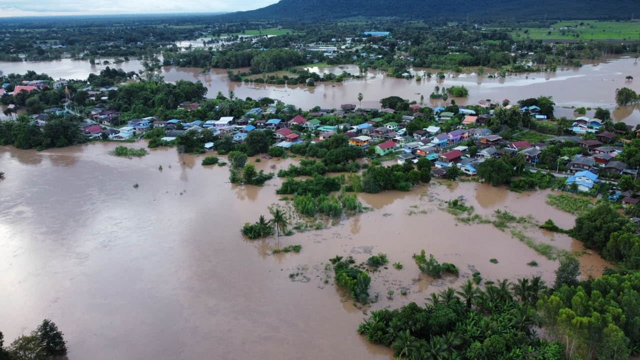 แม่น้ำวังทองวิกฤติ ล้นตลิ่งไหลท่วมทางหลวง รอบ รพ. 340 ครัวเรือนกระทบ