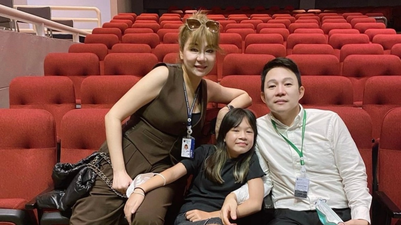 โอ๋ ภัคจีรา ลงภาพ 3 คนพ่อแม่ลูกครั้งแรก หลังประกาศลดสถานะสามี