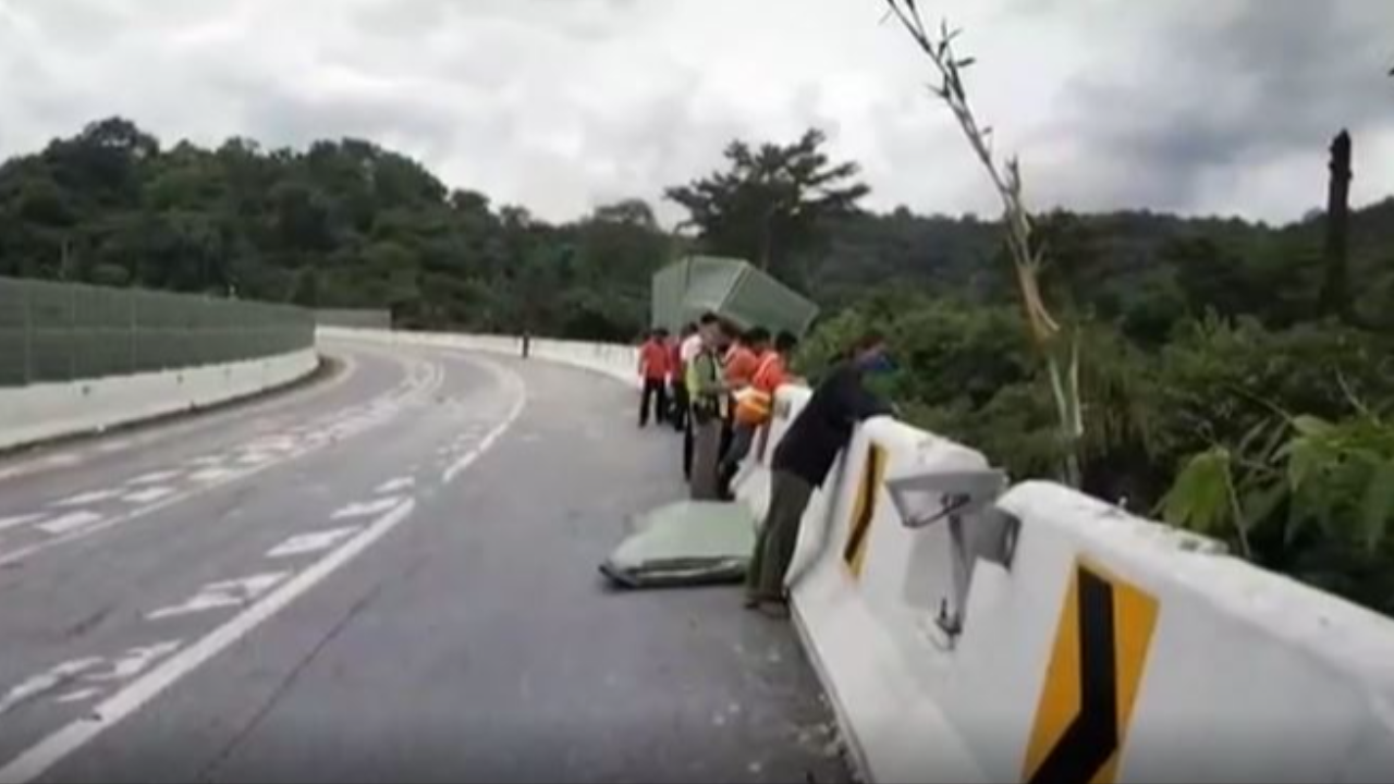 "สยองสาย 304" สิบล้อตกเขา เหวี่ยงคนขับดับร่างแหลก คาดหลับใน-ไม่ชินทาง