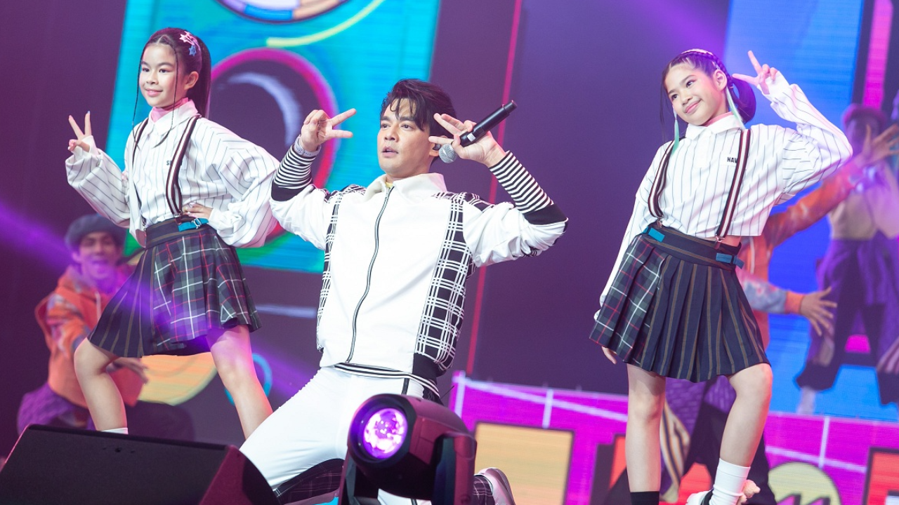 กรี๊ดสนั่นฮอลล์ น้องโสน-นาวา โผล่เซอร์ไพรส์ ขึ้นโชว์กับศิลปินยุค'90 