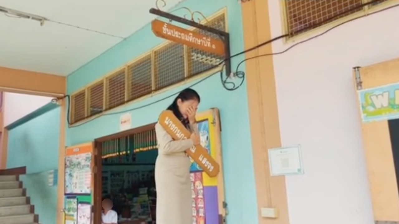 เรือจ้างวางพาย ครูสาวปลดป้ายชื่อตัวเองออกทั้งน้ำตา ถึงเวลาต้องเกษียณ 
