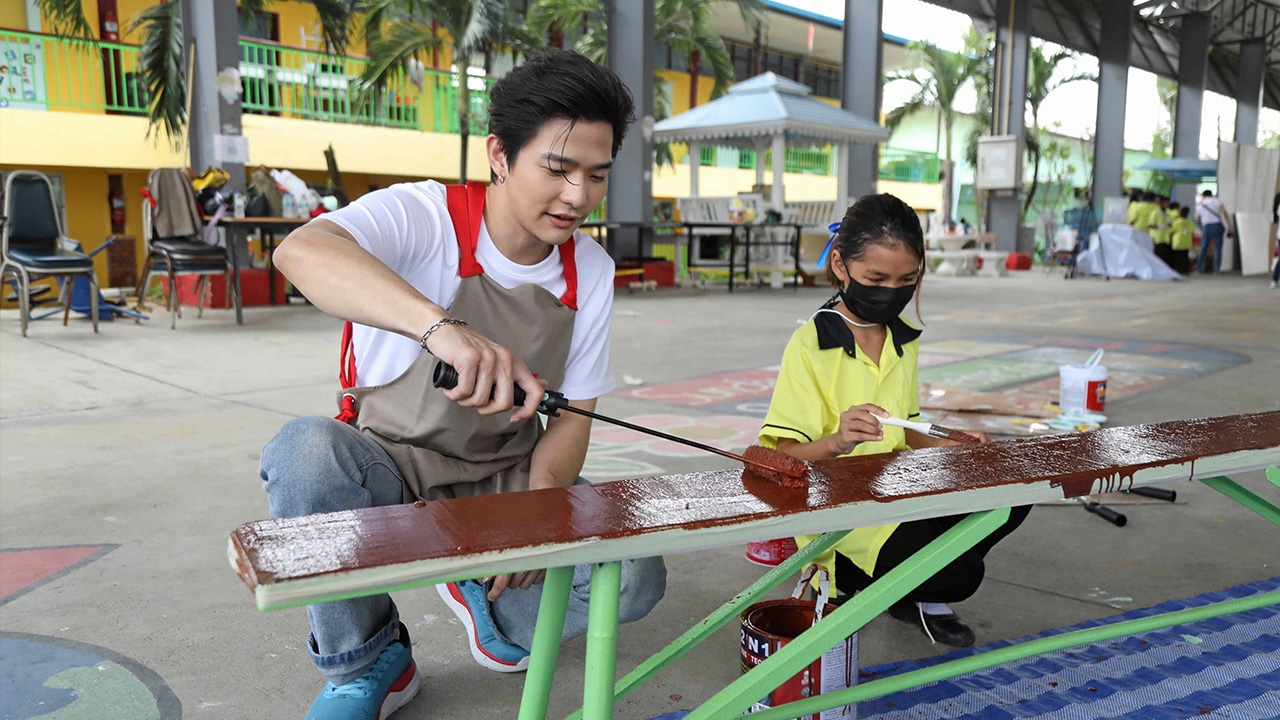 “ลี-ฐานัฐพ์” ลงมือลงแรงไม่มีเหนื่อย ช่วยปรับปรุงโรงเรียนชุมชน