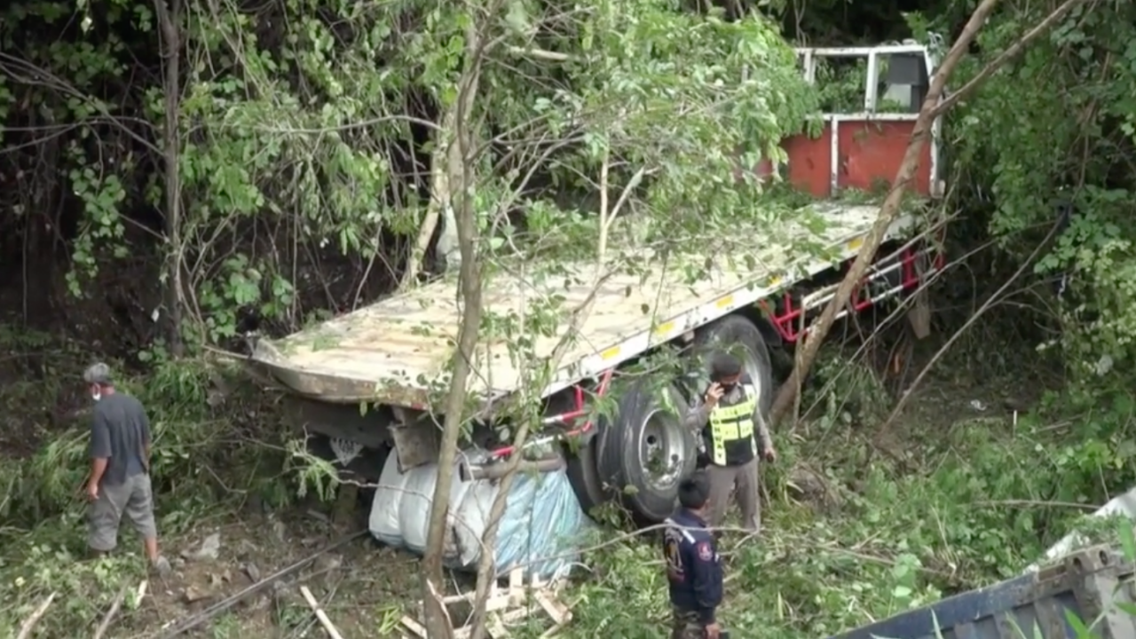 ระทึก รถบรรทุกแหกโค้งเขาศาลโทน ตกเหวลึก โชเฟอร์ร่างแหลกตายสยอง