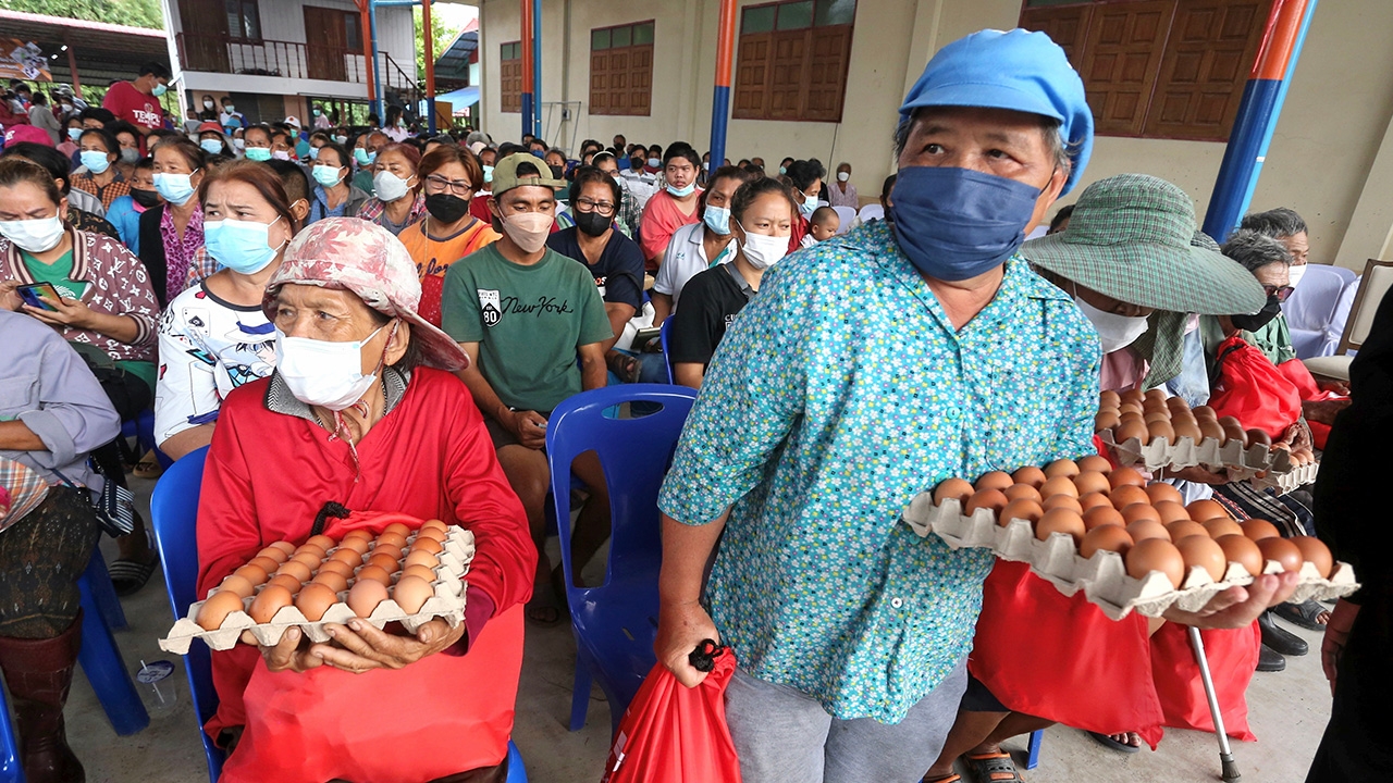 ส.ส.บ่นอึดอัด ห้ามแจกถุงยังชีพ กกต.ยืนกรานกฎเข้ม กห.โต้ข่าว “รัฐประหาร”