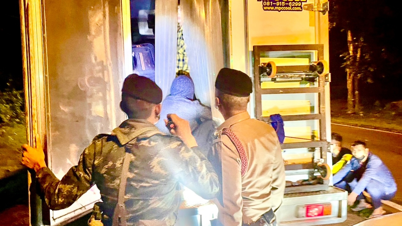 แรงงานพม่ายอมตาย ซุกกระบะตู้แช่น้ำแข็ง ลอบข้ามแดนหวังเข้าไทย