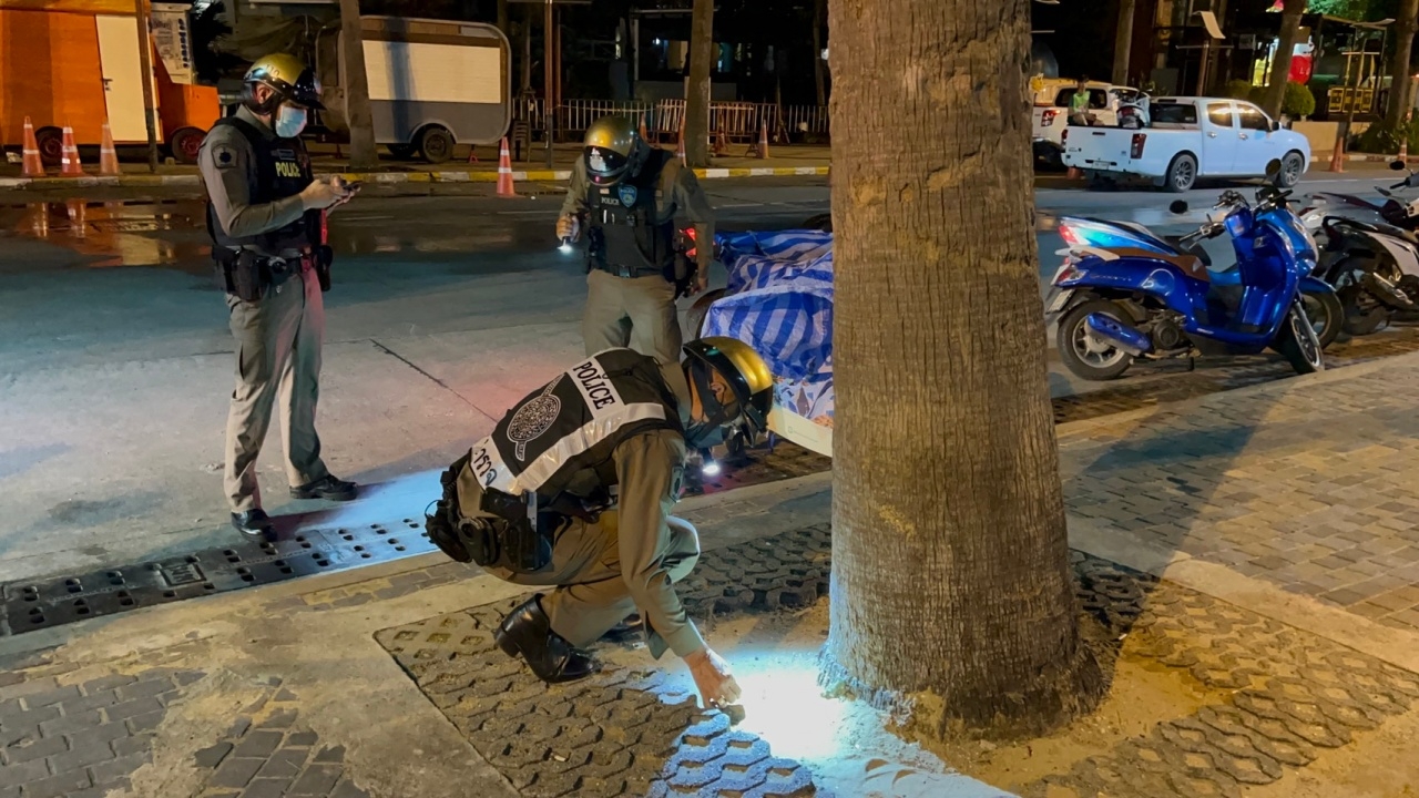 วัยรุ่นนัดเคลียร์ใจไม่ลงตัว ชักปืนยิงขึ้นฟ้า ดังสนั่นหน้าโรงพักพัทยา