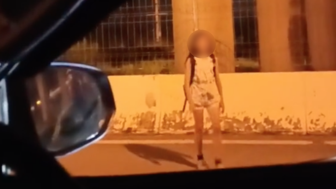 โซเชียลชื่นชม หนุ่มพลเมืองดี ช่วยเด็กต่างชาติ แบกเป้เดินคนเดียวริมถนน