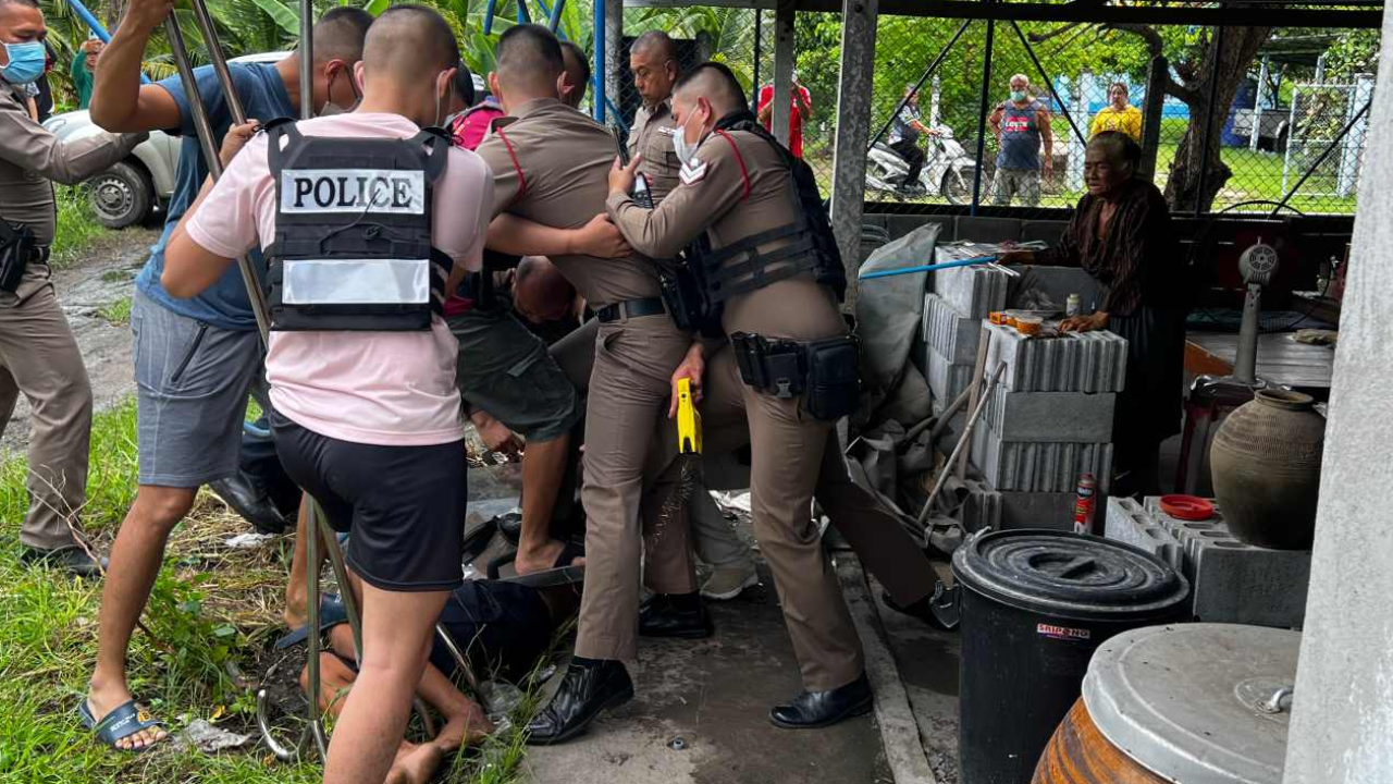 อิทธิฤทธิ์ไม้ง่ามตำรวจ สยบคลั่งอดีตครู ท้าให้ยิง วิ่งเข้าใส่