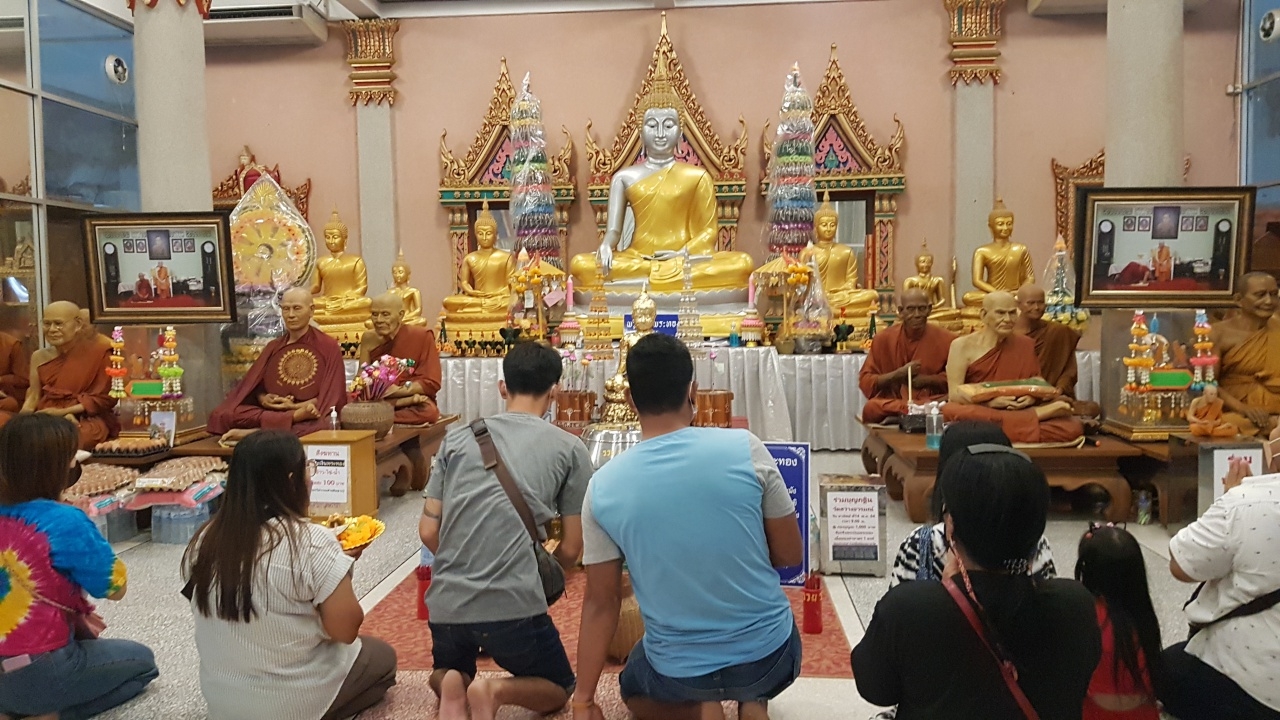 ผัวเมียหอบเงิน แก้บนหลวงพ่อสมหวัง ไม่พลาดขอ "เลขเด็ดงวดนี้" ลุ้นโชคใหญ่