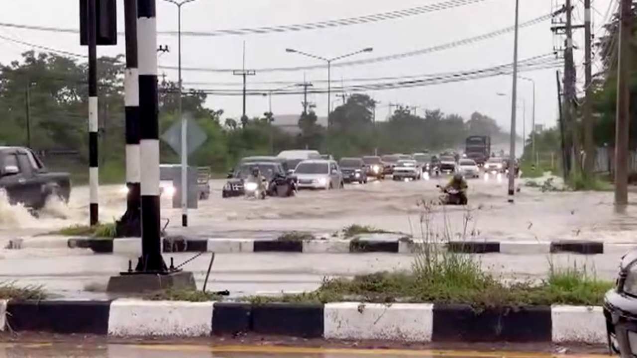 สระบุรีฝนตกหนัก น้ำป่าทะลักที่แก่งคอย ท่วมถนนหน้าสนามฝึกยิงปืนใหญ่รถถัง