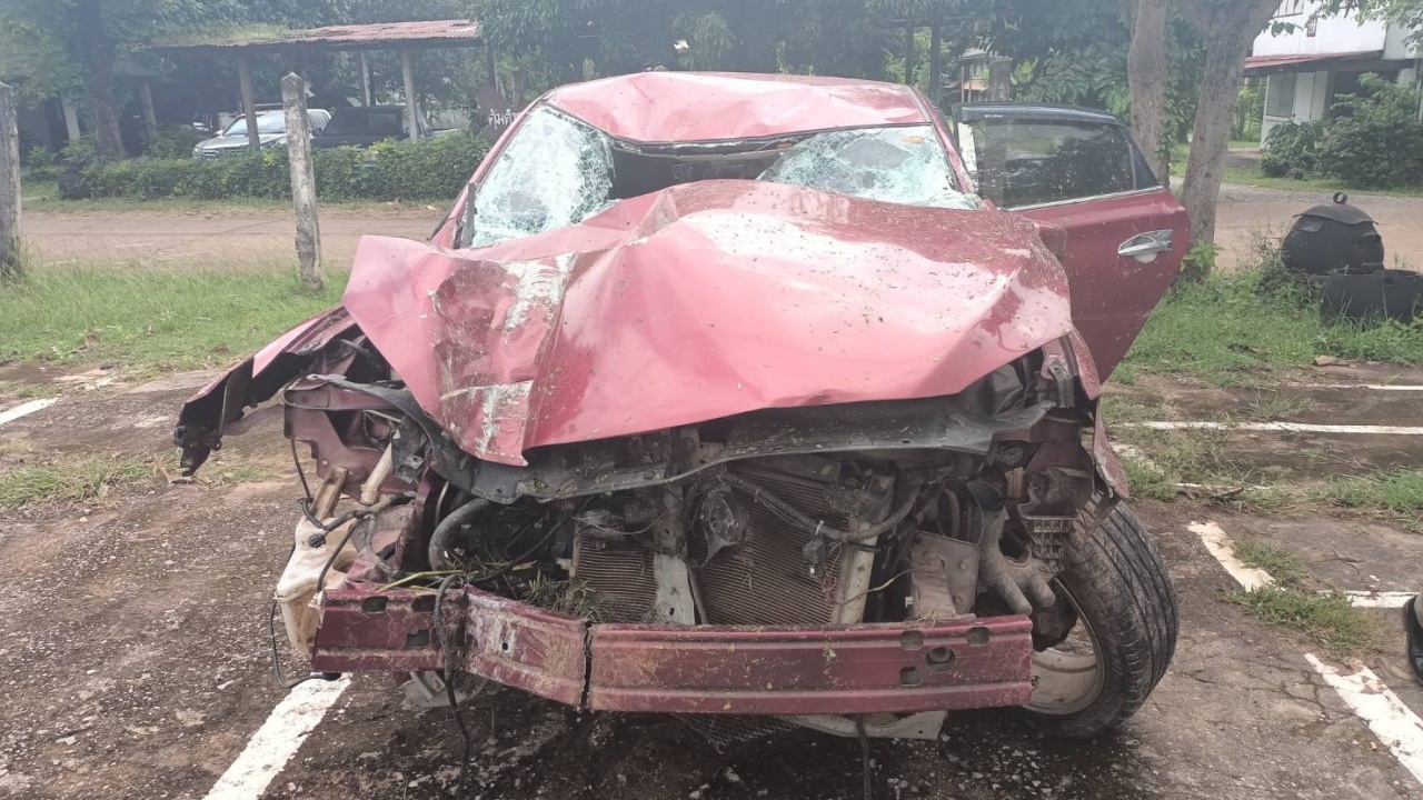 โหดกระบะไล่ยิงเก๋งคู่รัก แหกโค้งหนีตายเข้าป่าอ้อย สาวถูกยิงเจ็บปางตาย