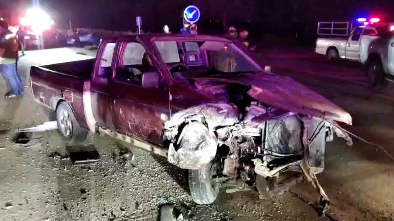 หนุ่มใหญ่ขับกระบะย้อนศร เหินข้ามเลนชนเก๋งสนั่น กระเด็นดับสนิทคาถนน