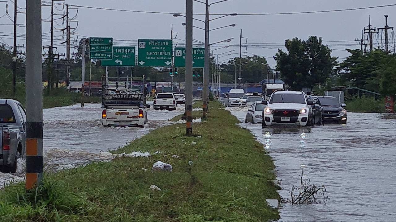 น้ำท่วมวารินฯ ขยายวงท่วมถนน รถเล็กตายเพียบ แถมอ่างแตกท่วมที่นานับร้อยไร่