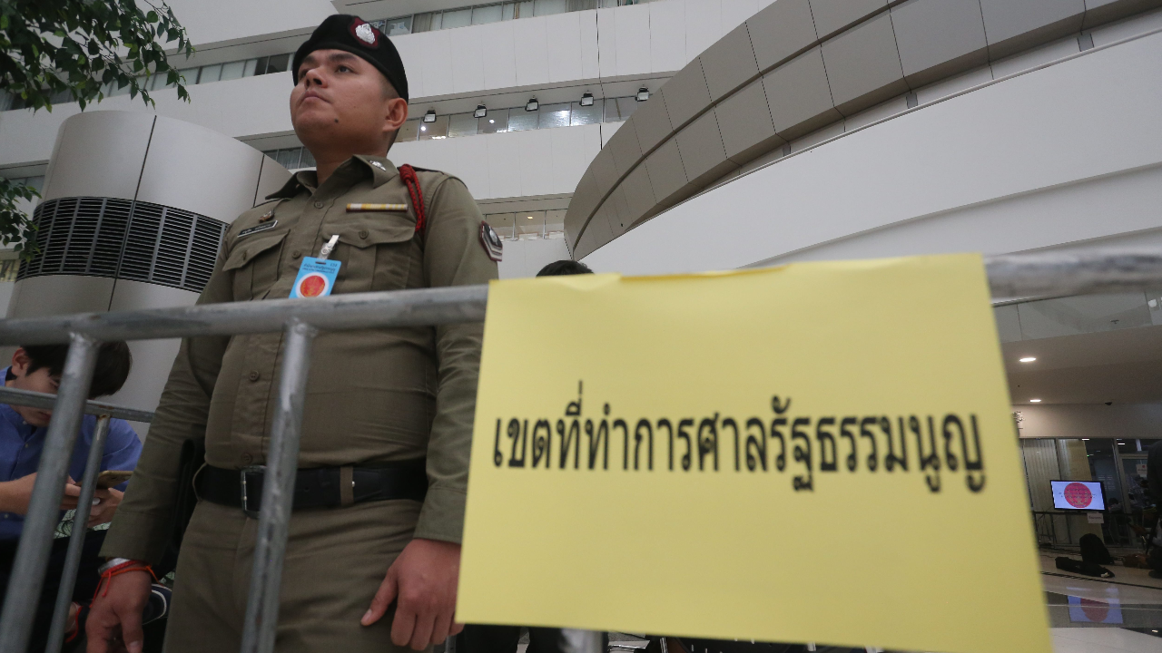 ศาล รธน.กำหนดเขต "พื้นที่ปลอดภัย" วินิจฉัย นายกฯ 8 ปี มีผล 1 ทุ่มคืนนี้ 