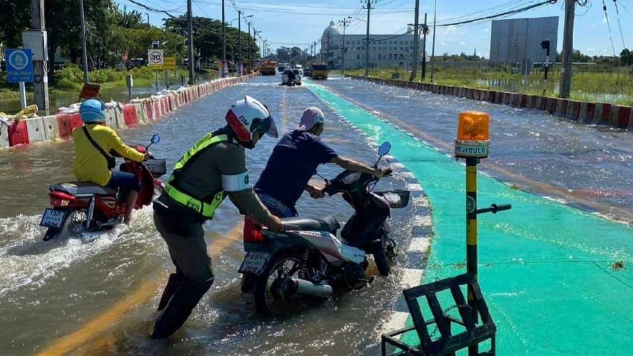 น้ำท่วมอุบลฯ วิกฤติกว่าปี 62 อ.เมือง-วารินฯ เหลือถนนรถวิ่งได้เส้นเดียว