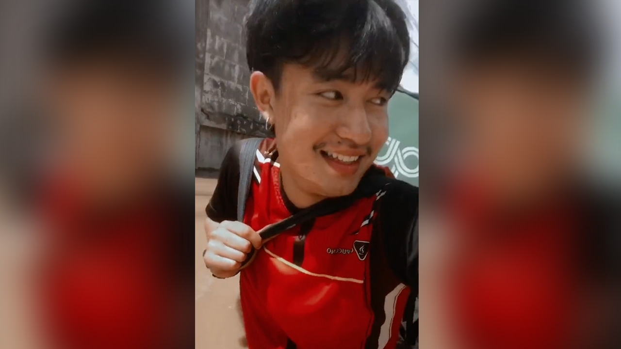 ไรเดอร์สู้ชีวิต เดินลุยน้ำท่วมถึงเอว ไปส่งอาหาร บอกกล้าสั่งก็กล้าส่ง