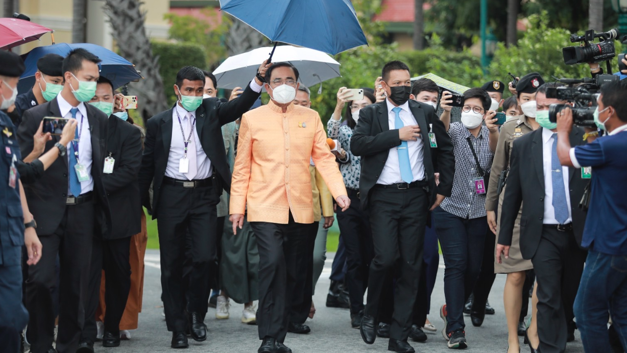 "ประยุทธ์" ไม่ตอบ แอบงอน "บิ๊กป้อม" ลั่น ปรับ ครม.ยังไม่ได้ทำอะไรเลย