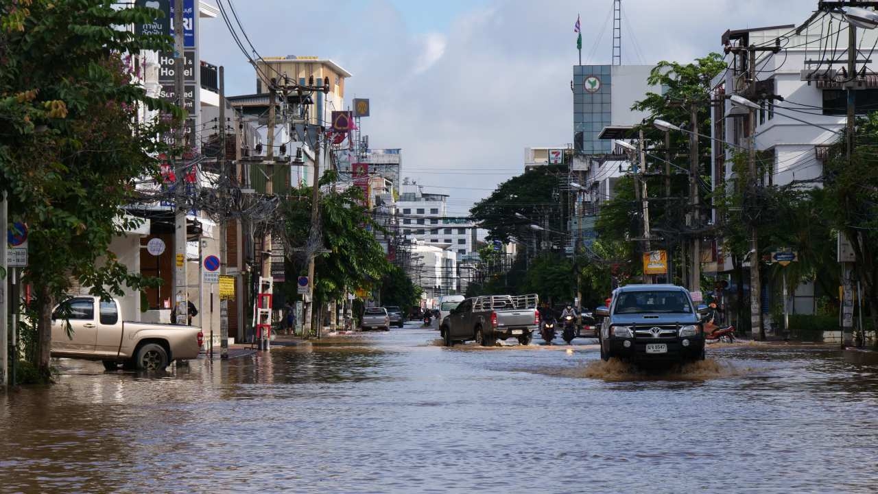น้ำท่วมเชียงใหม่เริ่มคลี่คลาย แห้งหลายจุด ขณะที่น้ำปิงต่ำกว่าจุดวิกฤติ