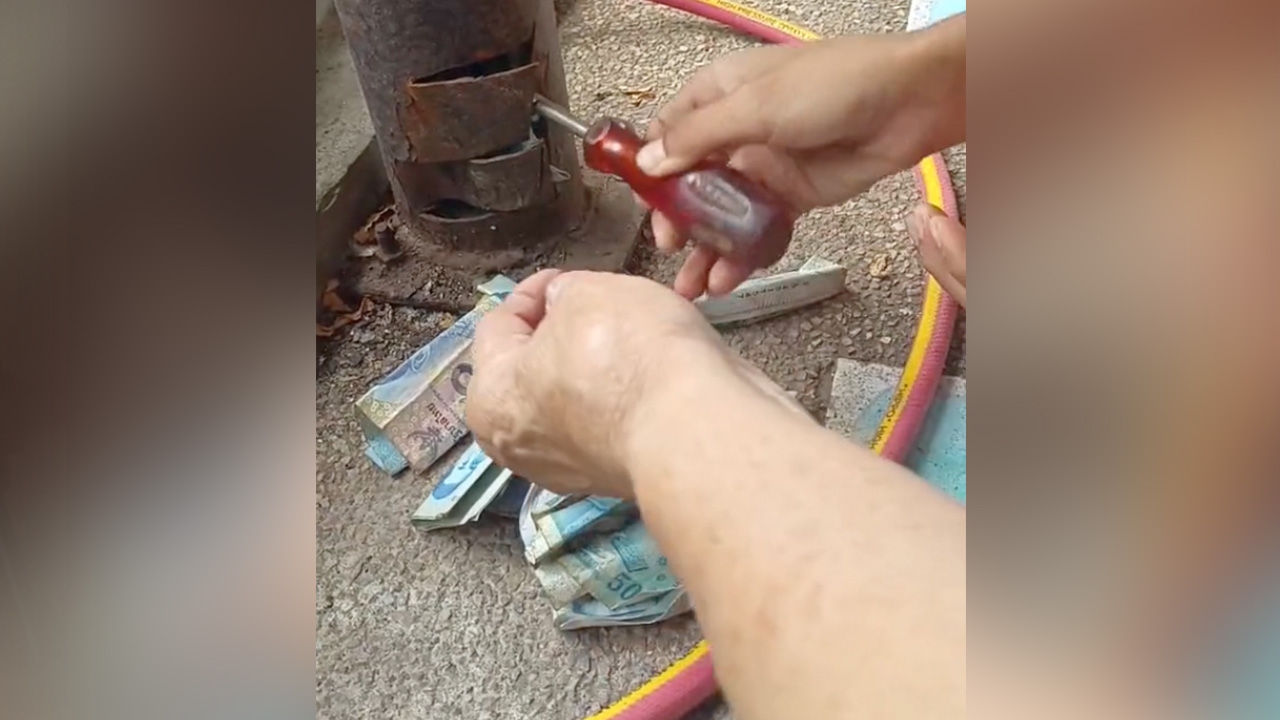 ลูกสาวเผยคลิป กระปุกออมสินเสาบ้านของพ่อ งัดออกมานับได้เกือบแสน