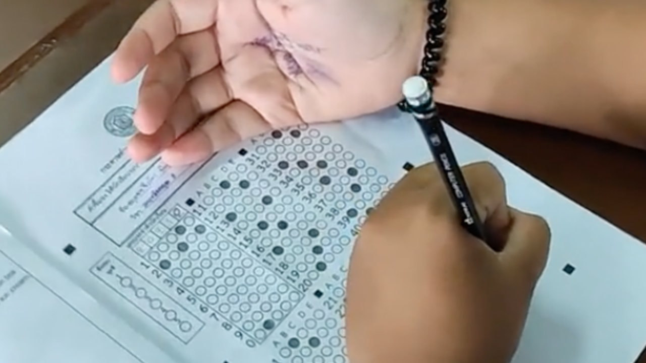 คิดว่าโพย เอ็นดูนักเรียนทำข้อสอบ เขียนยันต์บนฝ่ามือ ท่องคาถาแล้วกาเลย