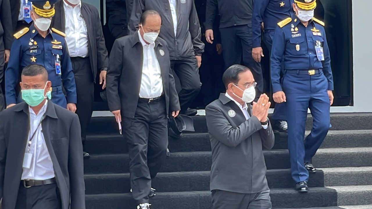 นายกฯ นำรัฐมนตรีติดตามสถานการณ์น้ำท่วมเพชรบูรณ์ เยี่ยมให้กำลังใจผู้ประสบภัย