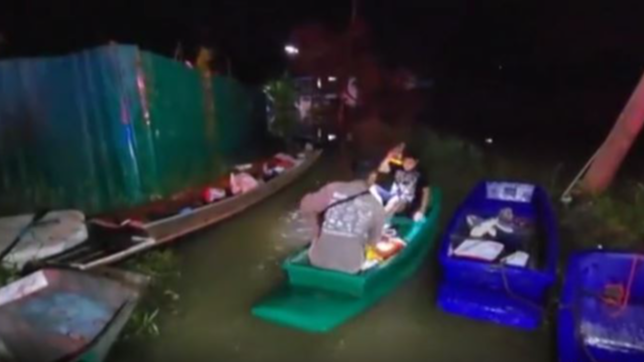 "สังเวยน้ำท่วม" หนุ่มใหญ่เคราะห์ร้ายช่วยกระรอก ถูกไฟดูดตกน้ำดับสลด