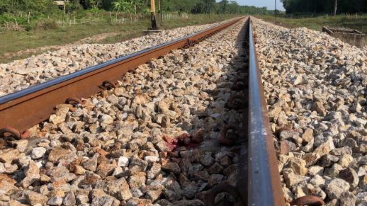 สลด "สาว 38 รถไฟชนดับ" กระดูกหักหลายจุด ข้างศพพบเหล้า-คาดเมาเป็นเหตุ