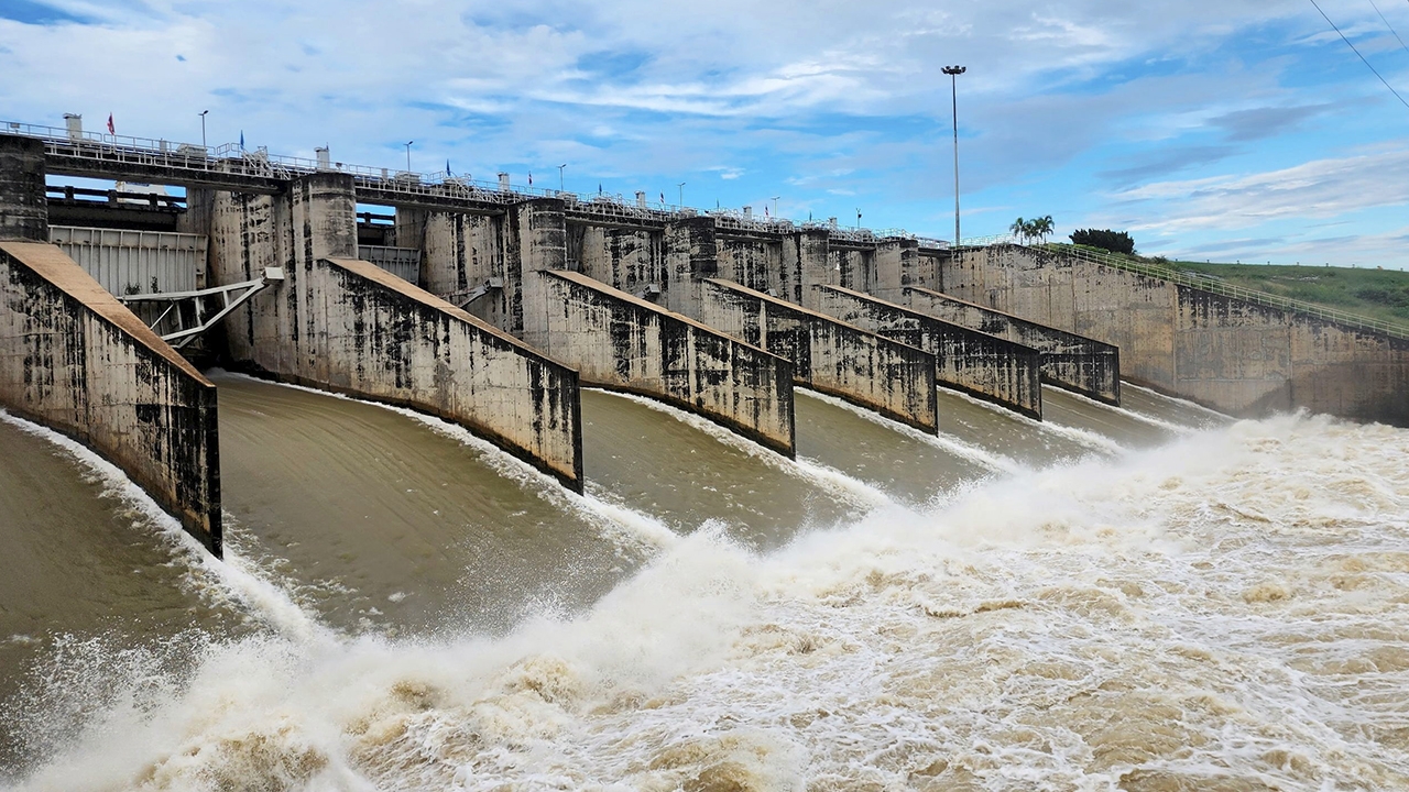 2 เขื่อนใหญ่ระบายน้ำ กทม.ระทึก เร่งเสริมแนวกั้นกระสอบทราย 50 เขต 