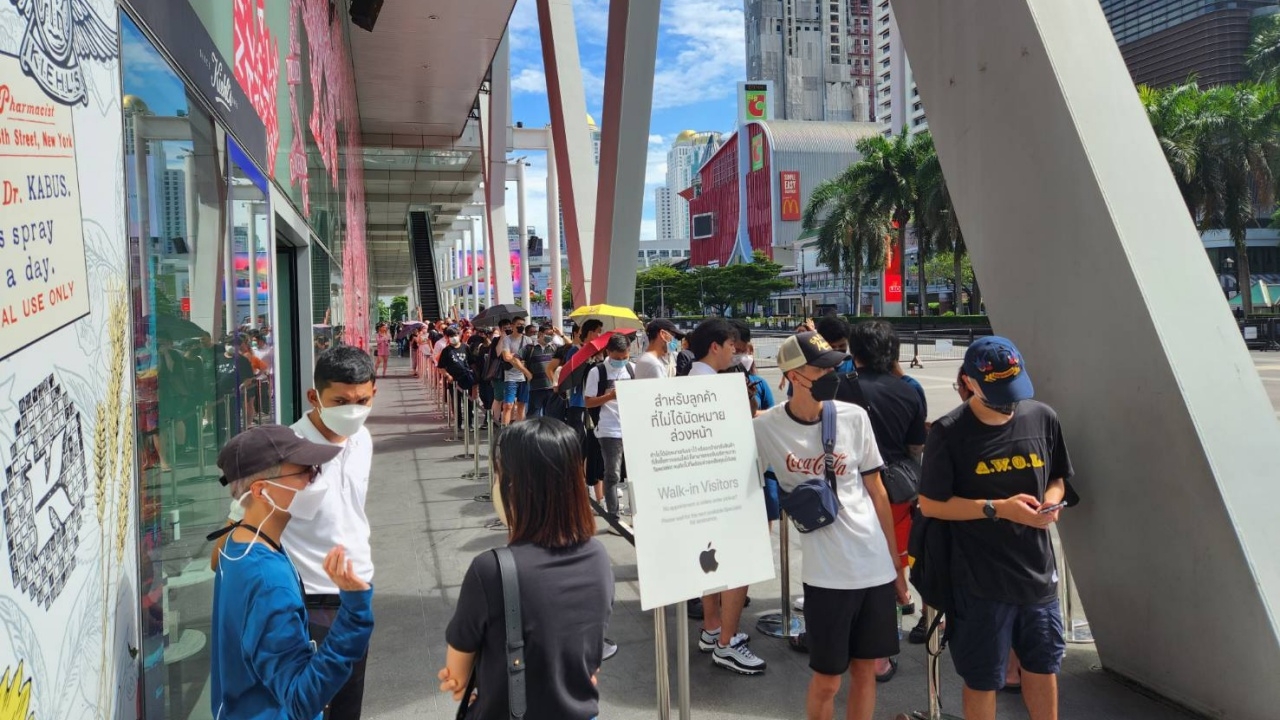 สิ้นสุดการรอคอย เปิดขายไอโฟน 14 วันแรก คนแห่เข้าคิวยาวเหยียดแต่เช้า