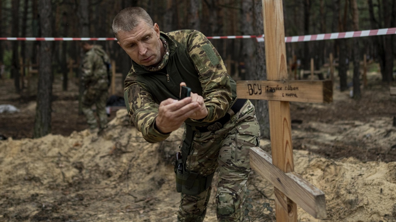 ตะลึง! ยูเครนพบหลุมศพหมู่กว่า 440 ศพในเมืองที่เคยถูกรัสเซียยึด