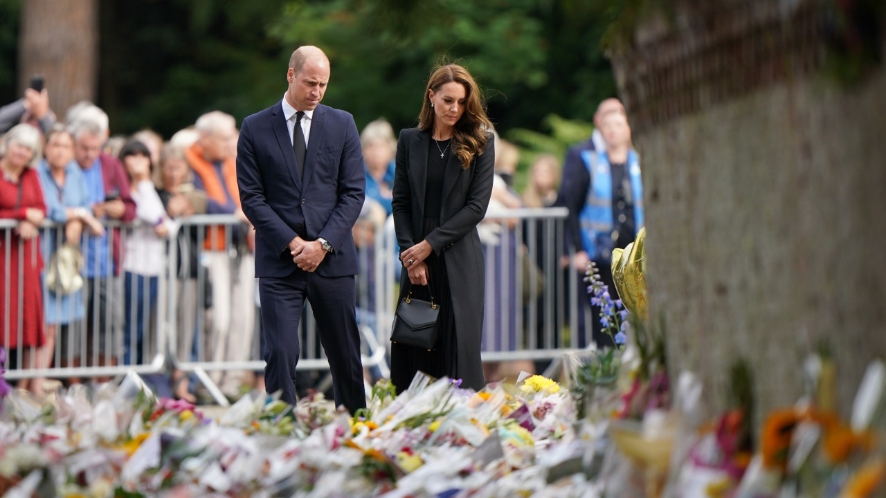 เจ้าชายวิลเลียม เจ้าหญิงเคท เสด็จฯ ไปตำหนักซานดริงแฮม สุดอาลัยควีนสวรรคต