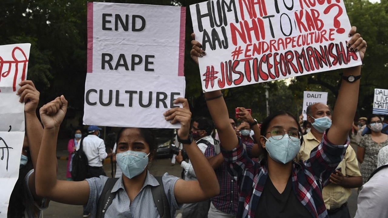 อินเดียจับ 6 ผู้ต้องหา ข่มขืน-ฆ่า 2 สาวพี่น้องแขวนคออำพรางคดี