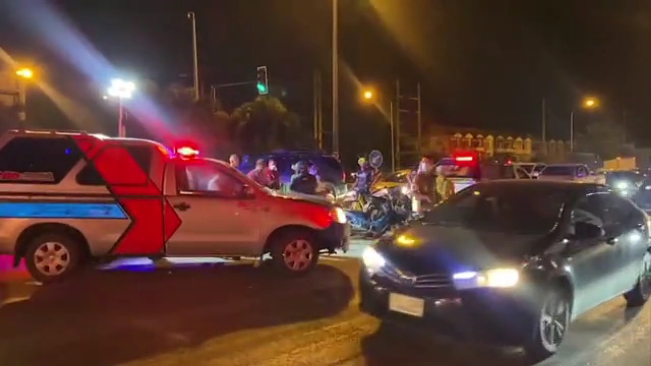 จักรยานยนต์ชนกันกลางถนนชลบุรี ตาย 1 ศพ บาดเจ็บสาหัส 2 ราย