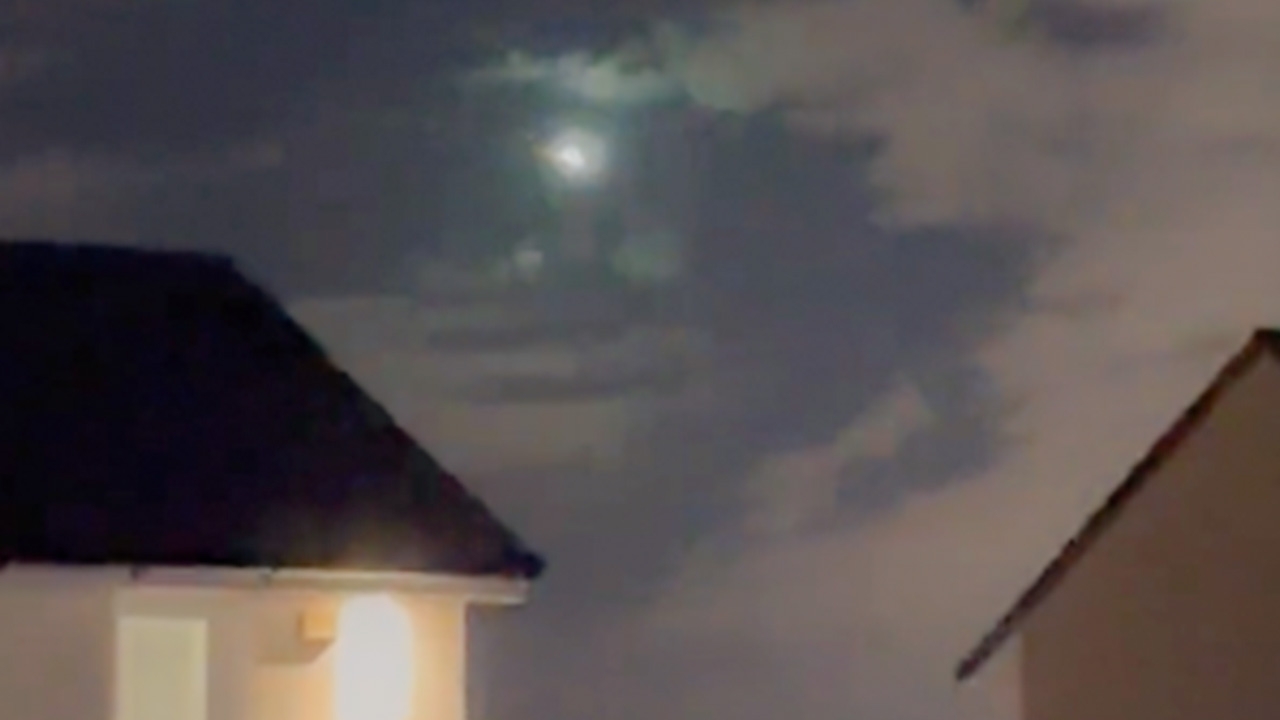 ตะลึง ลูกไฟขนาดใหญ่ตกพาดผ่านท้องฟ้าสกอตแลนด์ (คลิป)