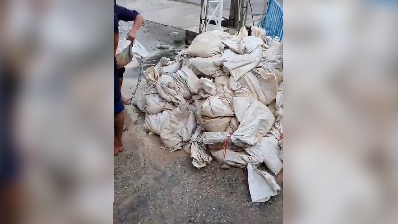 ชัชชาติ แจงปม กระสอบทรายอุดท่อ ย่านลาดกระบัง เป็นวิธีกั้นน้ำ เชื่อไม่มีใครวางยา