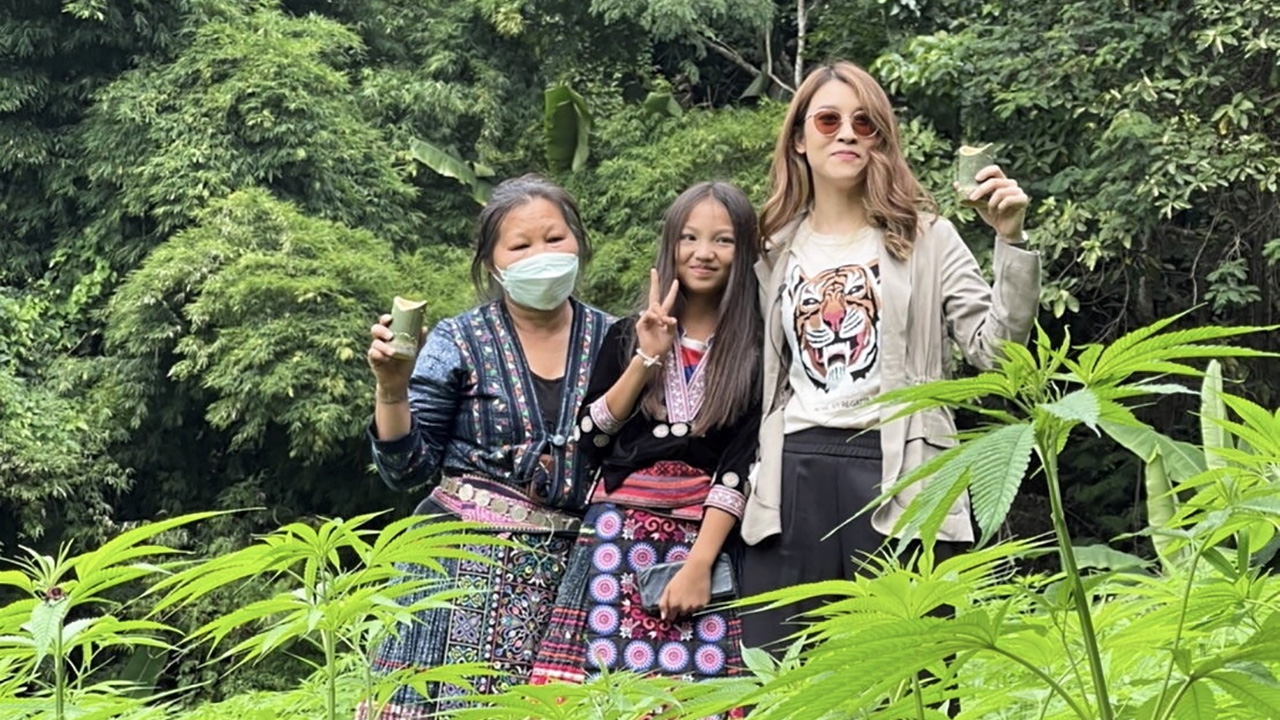 “เชียร์-ฑิฆัมพร” บุกตะลุยดอยม้งพาดูไร่กัญชง ในรายการ “ONE DAY SPECIAL”