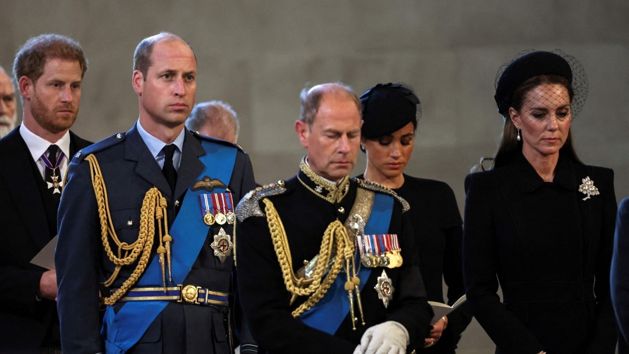 เจ้าหญิงแคเธอรีน เมแกน สุดเศร้า ร่วมพระราชพิธีพระบรมศพควีนเอลิซาเบธที่ 2