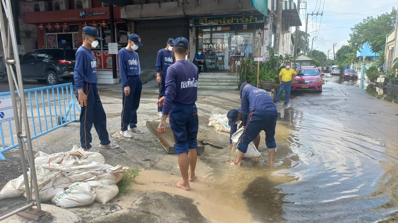 ทร. นำกำลังพล เรือผลักดันน้ำ เครื่องสูบน้ำ ลงช่วยชาวลาดกระบัง
