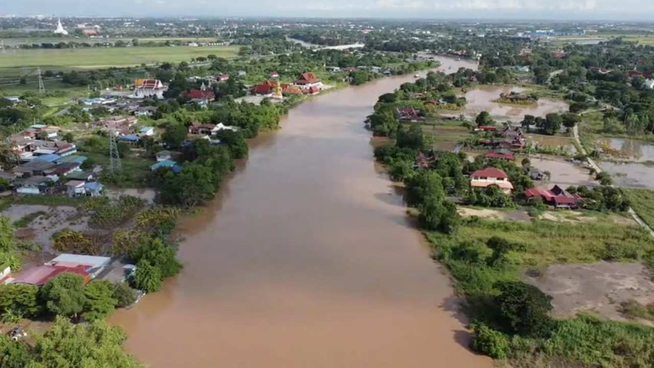 อยุธยา บ้านริมน้ำอ่วม ท่วมขังนับเดือน แถมน้ำขึ้นระลอก 2 ต้องจอดรถบนถนน