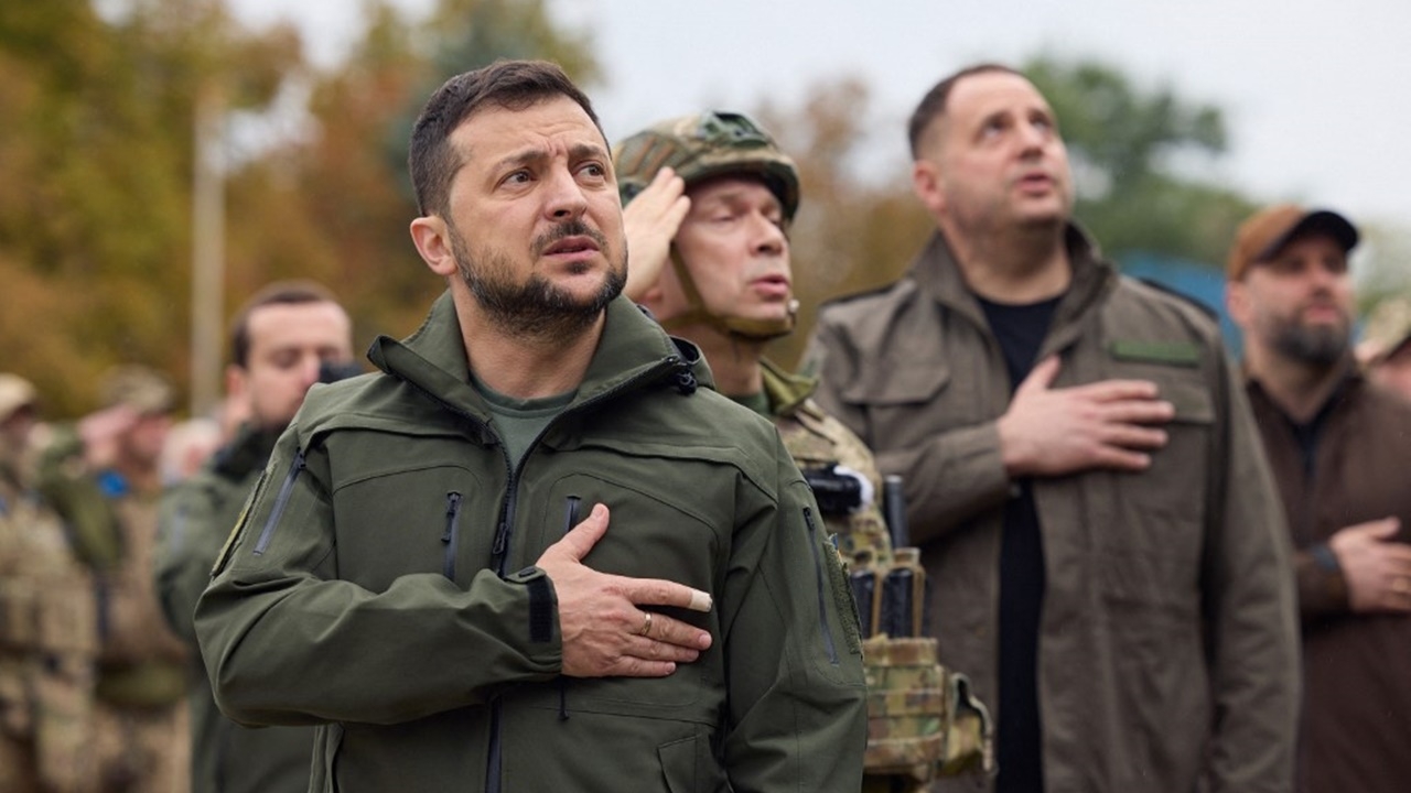 เซเลนสกีปลื้มปริ่ม ดอดเยือนเมืองยึดคืนจากรัสเซีย ขอบคุณเหล่าทหาร