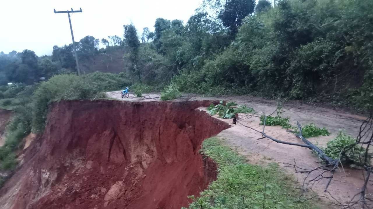ฝนถล่มแม่ฮ่องสอนหลายอำเภอน้ำท่วม ต้นไม้ล้มเสาไฟหัก ถนนพังไหล่ทางทรุด 