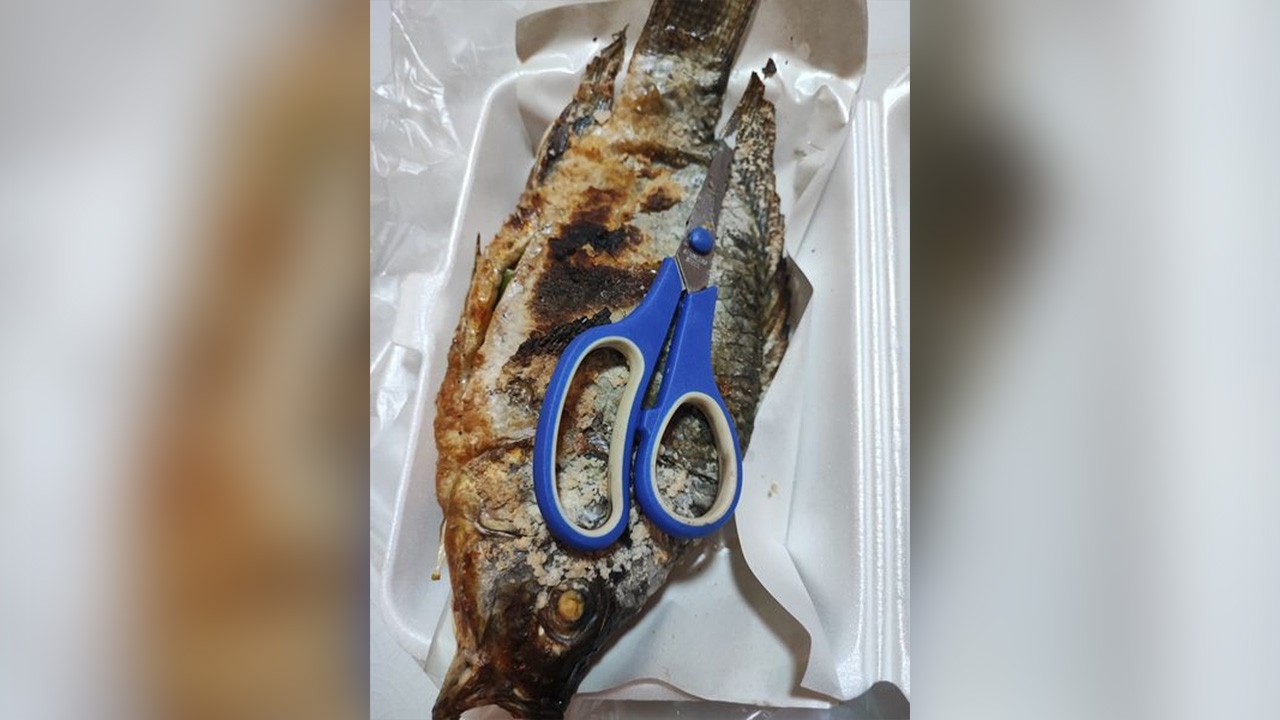 หนุ่มซื้อปลาเผา ได้กรรไกรเป็นของแถม บอกไม่คิดอะไร แต่ขอเก็บไว้เป็นที่ระลึก