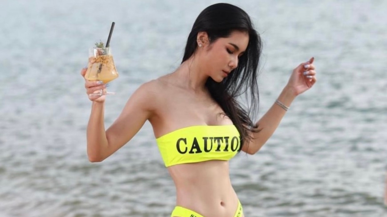 ขาวสว่างไปทั้งหาด แน๊ต เกศริน สาดความแซ่บในบิกินีอวดหุ่นกระแทกใจ