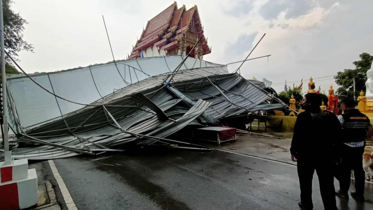 ฝนถล่มอีกปทุมธานี มาพร้อมพายุพัดเต็นท์วัดพัง หลังคาเปิด บาดเจ็บ 1 