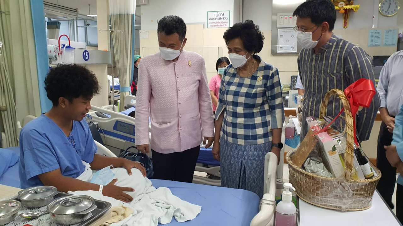 ปลัด มท.รุดเยี่ยมให้กำลังใจ "น้องบาส" ฮีโร่ช่วยเด็กถูกไฟช็อตกลางน้ำท่วม