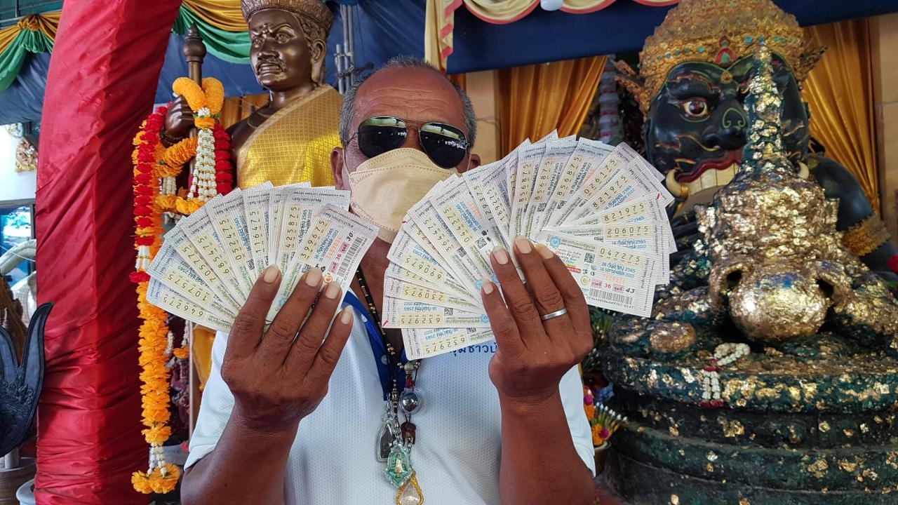 เจ้าของสวนดวงเฮงถูกหวย 30 ใบ ไม่ลืมขนหัวหมูมาแก้บน แถมได้ "เลขเด็ด" ลุ้นโชค