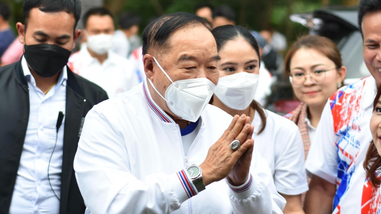 สวมยีนส์ลุยหนองบัวลำภู “ลุงป้อม” อ้อนขอเสียงหนุน บอกไม่รู้ยุบสภาเมื่อไหร่